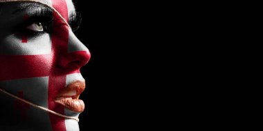 Genç bir kadının yüzünde Georgia bayrağı, yüzünde ulusal bayrak