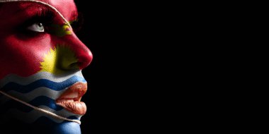 Genç bir kadının yüzünde Kiribati bayrağı, yüzünde ulusal bayrak