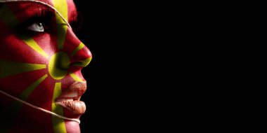 Kuzey Makedonya bayrağı genç bir kadının yüzünde, yüzünde ulusal bayrak