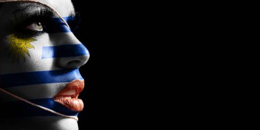 Genç bir kadının yüzünde Uruguay bayrağı, yüzünde ulusal bayrak