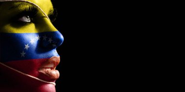 Venezuela bayrağı genç bir kadının yüzünde, yüzünde ulusal bayrak