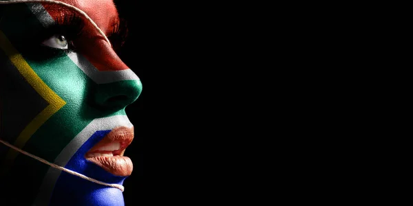 남아프리카 공화국에서는 국기가 얼굴에 그려진 여성의 얼굴에 그려져 — 스톡 사진