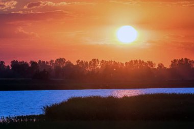 Gölün Üzerinde Günbatımı Sahnesi, Su Yüzeyi Günbatımı