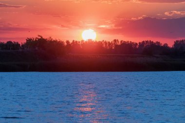 Gölün Üzerinde Günbatımı Sahnesi, Su Yüzeyi Günbatımı