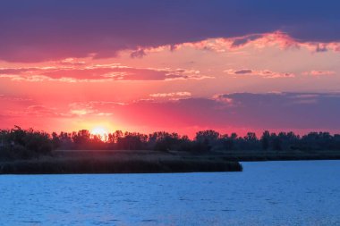 Gölün Üzerinde Günbatımı Sahnesi, Su Yüzeyi Günbatımı
