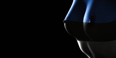 Estonya bayrağı göğüs kanseri farkındalığı, siyah arkaplan