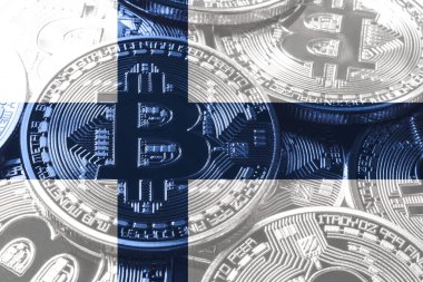 Finlandiya bitcoin bayrağı, ulusal bayrak kripto para birimi kavramı siyah arkaplan