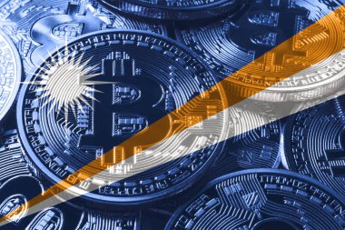 Marshall Adaları bitcoin bayrağı, ulusal bayrak kripto para kavramı siyah arkaplan