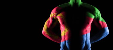 Kaslı erkek gövdesinde Eritre bayrağı, siyah arka plan.