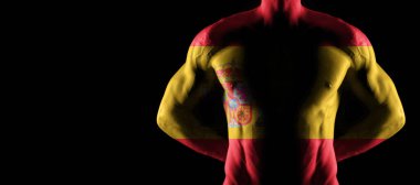 Kaslı erkek gövdesinde İspanya bayrağı, siyah arkaplan