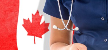 Kanada bayrağı steteskoplu kadın doktor, ulusal sağlık sistemi