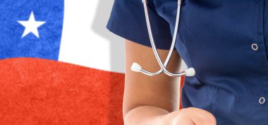 Steteskoplu Şili bayrağı kadın doktoru, ulusal sağlık sistemi