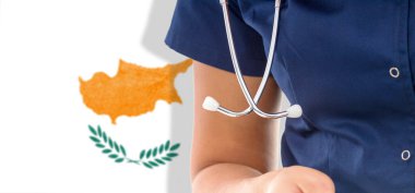Kıbrıs Rum Kesimi steteskoplu kadın doktor ve ulusal sağlık sistemi