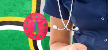 Dominika bayrağı steteskoplu kadın doktor, ulusal sağlık sistemi