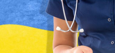 Steteskoplu Ukrayna bayrağı kadın doktoru, ulusal sağlık sistemi