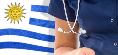 Uruguay bayrağı steteskoplu kadın doktor, ulusal sağlık sistemi