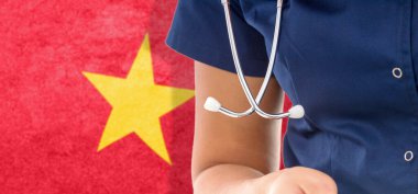 Vietnam bayrağı steteskoplu kadın doktor, ulusal sağlık sistemi