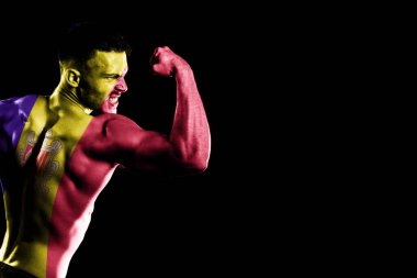 Yakışıklı, genç, kaslı bir adamın siyah arka planında Andorra bayrağı