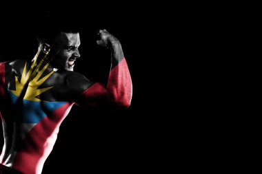 Antigua ve Barbuda bayrağı yakışıklı genç ve kaslı adamın siyah arka planında