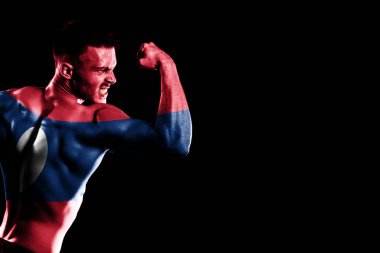 Yakışıklı, genç, kaslı bir adamın siyah arka planında Laos bayrağı