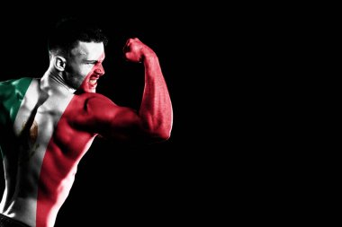 Meksika bayrağı yakışıklı, genç, kaslı, siyah arka planda.