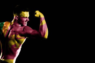 Sri Lanka bayrağı yakışıklı, genç ve kaslı bir adamın siyah arka planında