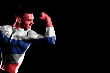 Tayland bayrağı yakışıklı, genç, kaslı bir adamın siyah arka planında