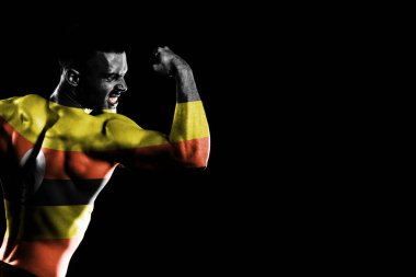 Yakışıklı, genç, kaslı, siyah arkaplanda Uganda bayrağı