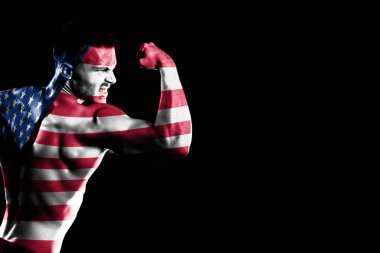 Birleşik Devletler bayrağı yakışıklı, genç, kaslı bir adamın siyah arka planında