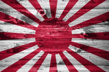 Ahşap arka planda yükselen güneş bayrağı