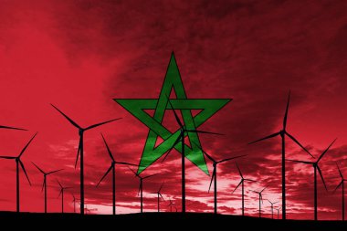 Gün batımında Fas bayrak rüzgâr çiftliği, sürdürülebilir kalkınma, yenilenebilir enerji türbinleri