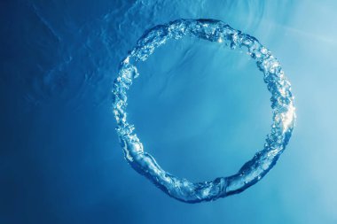 Kabarcık halkası Su altında güneşe doğru yükselir.