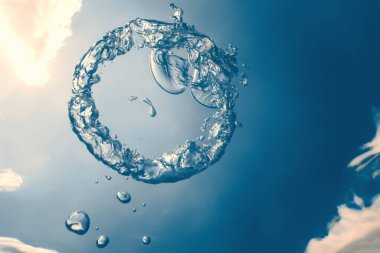 Kabarcık halkası Su altında güneşe doğru yükselir.