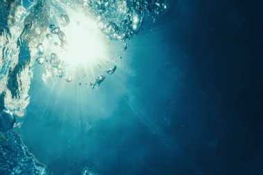 Güneş ışığıyla birlikte su altı kabarcıkları. Sualtı Arkaplanı Baloncukları.