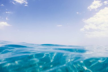 Deniz dalgası yakın, alçak açılı su arkaplanı