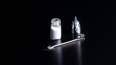 Siyah Arkaplanda Kokain, Kokain Şişesi