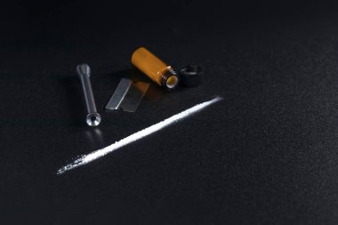 Siyah Arkaplanda Kokain, Kokain Şişesi