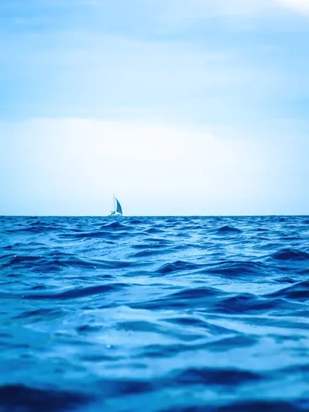 Avlägsen Segelbåt Havet Sommarsemester — Stockfoto