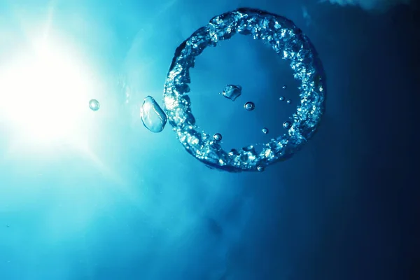 Bubbelring Onderwater Stijgt Naar Zon — Stockfoto