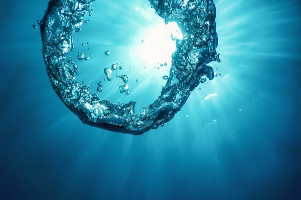 Bubbelring Onderwater Stijgt Naar Zon — Stockfoto