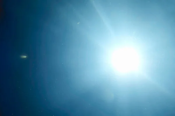 Podwodne Światło Słoneczne Przez Powierzchnię Wody Podwodne Tło — Zdjęcie stockowe