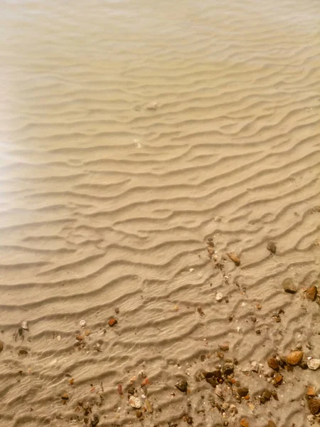 砂の浅い水 水の下の砂の上の波のパターン — ストック写真