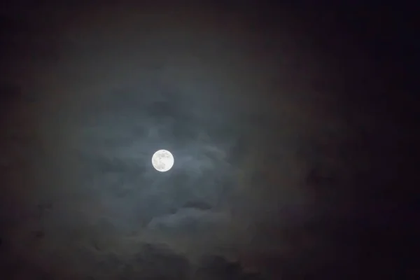 夜晚乌云 月光下戏剧化的乌云 — 图库照片