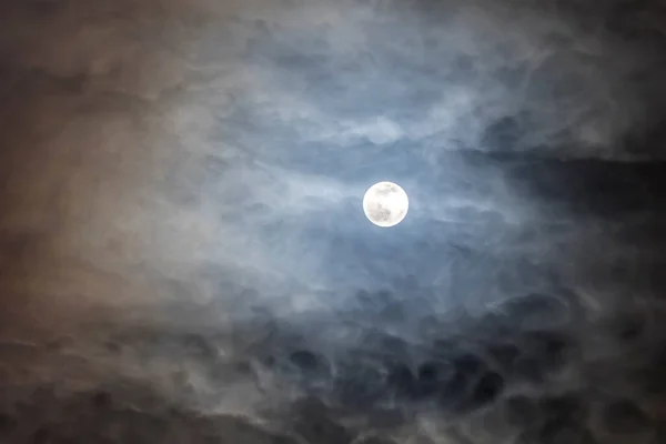 夜晚乌云 月光下戏剧化的乌云 — 图库照片