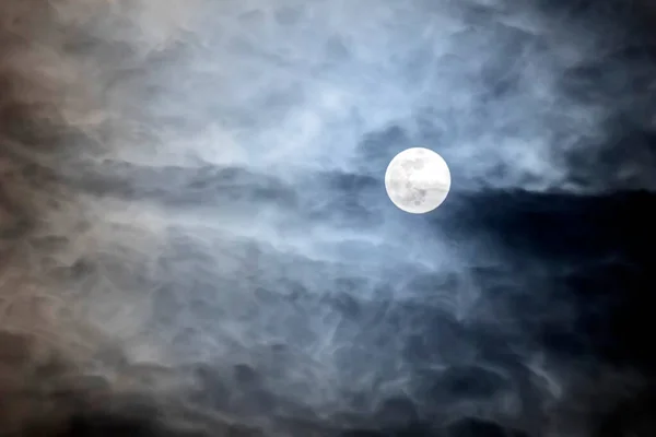 Luna Piena Con Nuvole Notte Nubi Drammatiche Chiaro Luna — Foto Stock