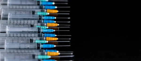 Medizinische Spritzen Mit Nadel Auf Schwarzem Hintergrund Nahaufnahme Spritze Gesundheitskonzept — Stockfoto