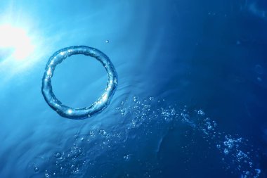 Sualtı Baloncuk Halkası Güneş 'e doğru yükseliyor