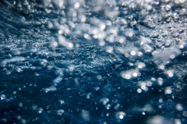 Su yüzeyinin sualtı görüntüsü. Su altı Arkaplanı