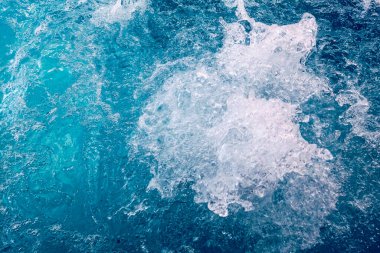 Kaplıca jakuzisinde mavi su, su sıçraması, spa masajı, girdap masajı.