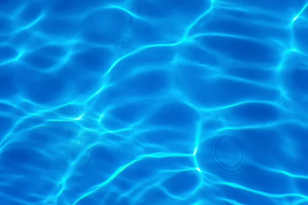 青いリップル水の背景 スイミングプールの水の太陽の反射 — ストック写真